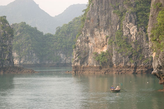 BAIA DI HALONG - E' mattino e dalla terrazza della barca ammiriamo le alte formazioni: al confronto le barche sembrano formiche!