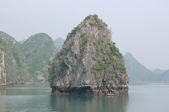 BAIA DI HALONG - La luce del mattino rischiara gli isolotti