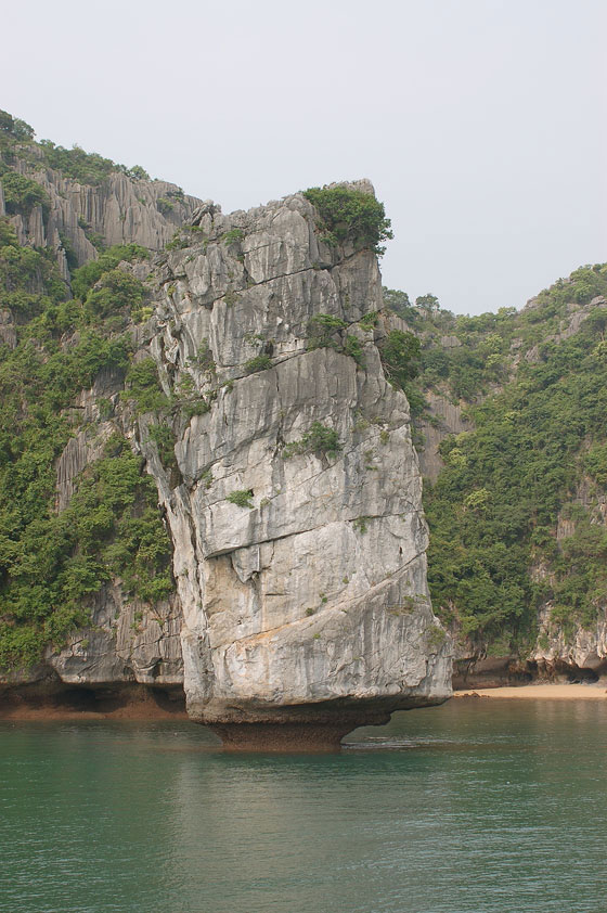BAIA DI HALONG - E' curiosa l'esile base delle formazioni rocciose che sembrano sospese sull'acqua