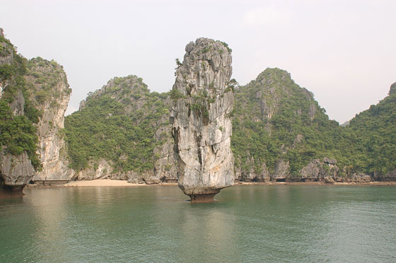 BAIA DI HALONG - Curiosi isolotti calcarei