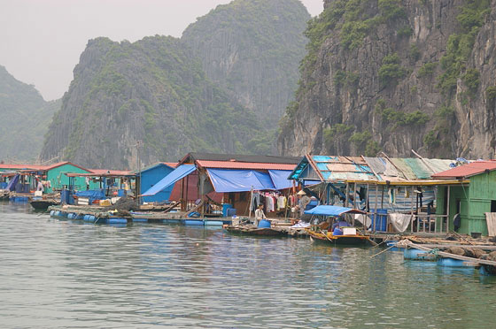 BAIA DI HALONG - Villaggi di pescatori adagiati sulle acque dell'isola di Cat Ba
