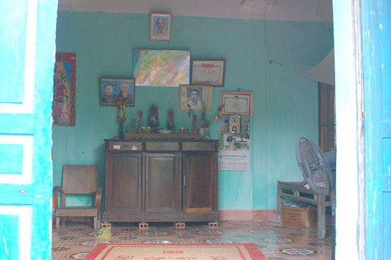 PARCO NAZIONALE DI CAT BA - Osservo l'interno semplice di questa abitazione: l'altare degli antenati e la foto di Ho Chi Minh