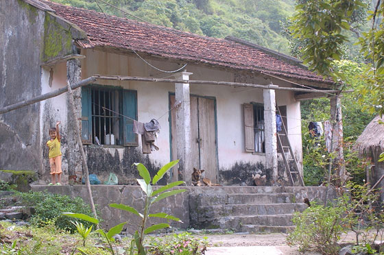 PARCO NAZIONALE DI CAT BA - All'interno del Parco solo semplici e spartane abitazioni: un bambino ci vede e ci saluta