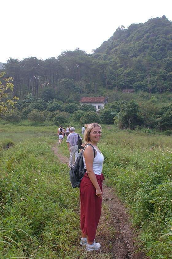 ISOLA DI CAT BA  - Trekking nel Parco Nazionale di Cat Ba: io mi fermo e più avanti c'è il gruppo