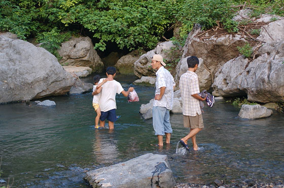 PARCO NAZIONALE DI CAT BA - Hope, la nostra guida, e alcuni bambini vietnamiti 