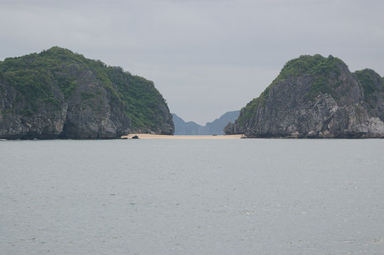BAIA DI HALONG - Un'ansa di spiaggia tra gli isolotti calcarei della baia sembra quasi un miraggio