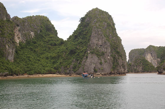 BAIA DI HALONG - Navigando verso Haiphong osserviamo ancora le acque smeraldine del Golfo del Tonchino