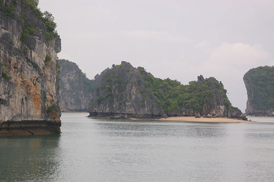 BAIA DI HALONG - Isolotti calcarei con piccole spiagge