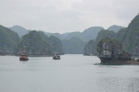 BAIA DI HALONG - Battelli in legno all'orizzonte