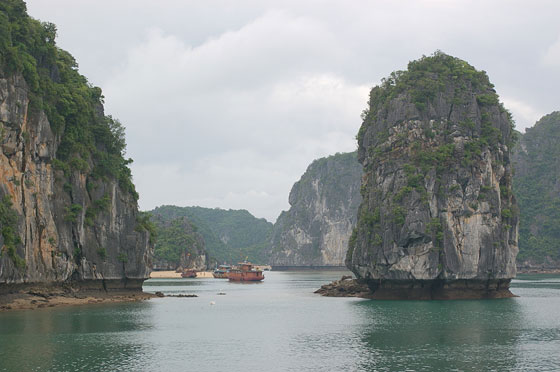 BAIA DI HALONG - Viste mozzafiato sugli spettacolari isolotti calcarei