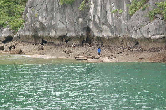 BAIA DI HALONG - Oltre le acque color smeraldo avvistiamo due vietnamiti ai piedi della roccia 
