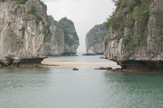 BAIA DI HALONG - Una idilliaca striscia di sabbia bianca tra gli isolotti emerge dalle acque smeraldine