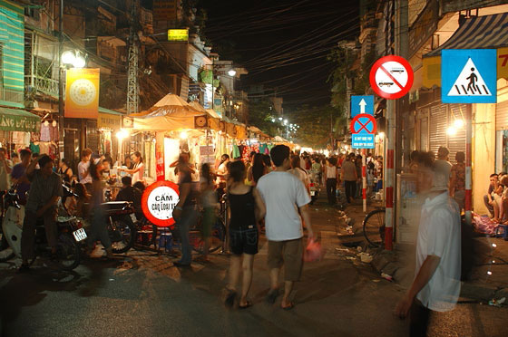 HANOI - Un mercato notturno nelle vie del Quartiere Vecchio