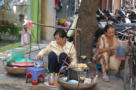 RITORNO A HANOI - 
Il giorno dopo la Baia di Halong passeggiamo per le strade del Quartiere Vecchio
