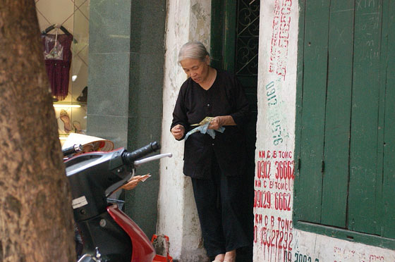 HANOI - Acquisti sulla porta di casa