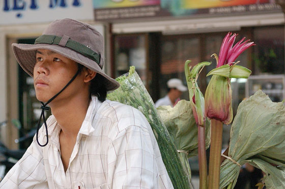 HANOI - Un ragazzo in bicicletta trasporta fiori