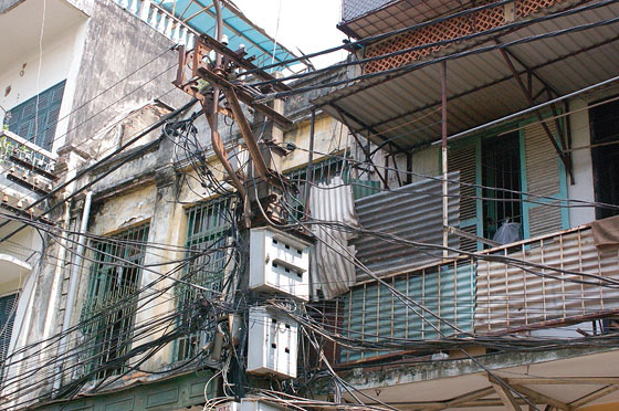 HANOI - In barba alle normative di sicurezza elettrica