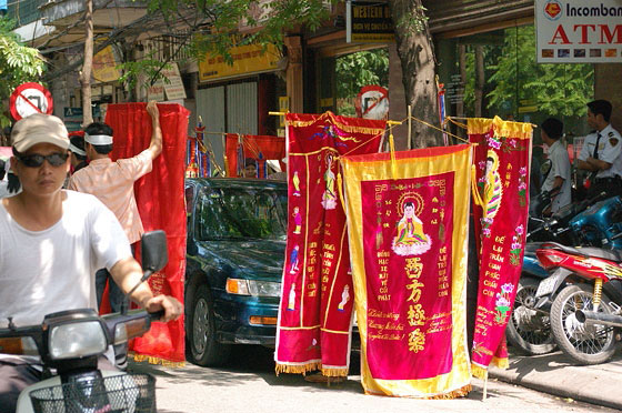 HANOI - Gli stendardi del funerale