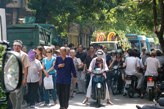 HANOI - La processione lungo le vie del Quartiere Vecchio tra i motorini che cercano di oltrepassarla
