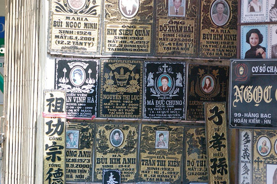 HANOI - Quartiere Vecchio: targhe funebri
