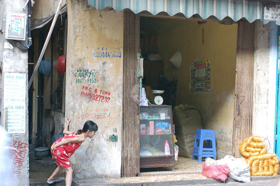 HANOI - Quartiere Vecchio: bambini giocano e si nascondono tra le viuzze interne e i negozi