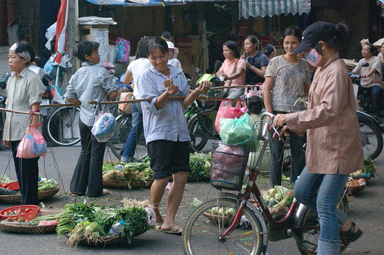 HANOI - Nei pressi del mercato di Dong Xuan donne in strada con cesti colmi di verdure