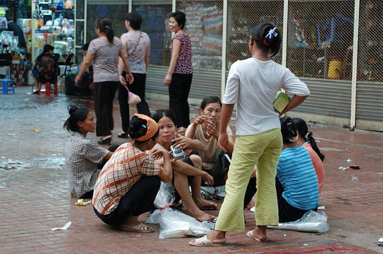 HANOI - Mercato di Dong Xuan: alle 17,00 è ora di chiusura e le venditrici si concedono una chiaccherata in relax