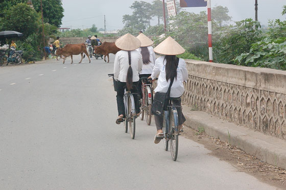 DINTORNI DI HANOI - Verso la Pagoda dei Profumi: tre donzelle in bicicletta