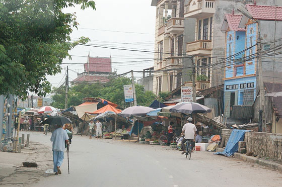 DINTORNI DI HANOI - Dirigendoci verso la Pagoda dei Profumi attraversiamo numerosi villaggi