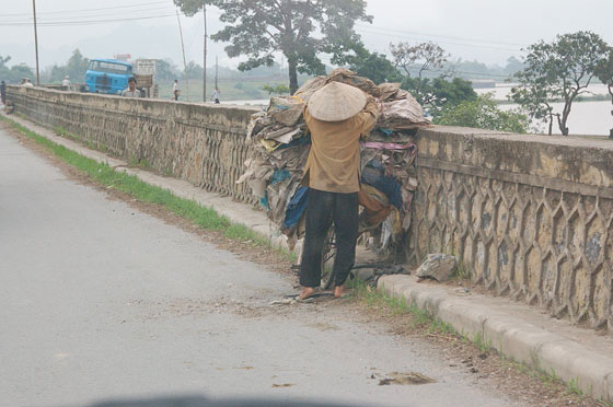 DINTORNI DI HANOI - Una bicicletta supercaricata