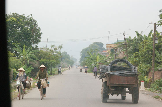 DINTORNI DI HANOI - Uscendo dalla capitale ritroviamo i ritmi del Vietnam rurale