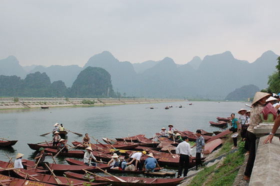 PAGODA DEI PROFUMI - Barche in attesa dei clienti sul canale di My Duc 