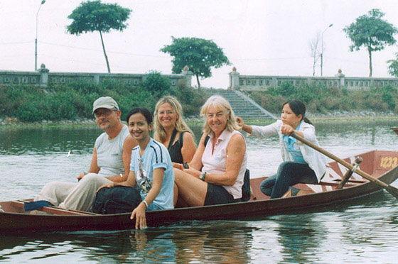 VERSO LA PAGODA DEI PROFUMI - Il gruppo al completo: io, Francesco, la turista inglese, la nostra guida Moon e la giovane barcaiola