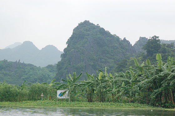 VERSO LA PAGODA DEI PROFUMI - Formazioni rocciose circondano il fiume Yen