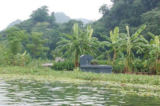 VERSO LA PAGODA DEI PROFUMI - Tombe sulle rive del fiume Yen 