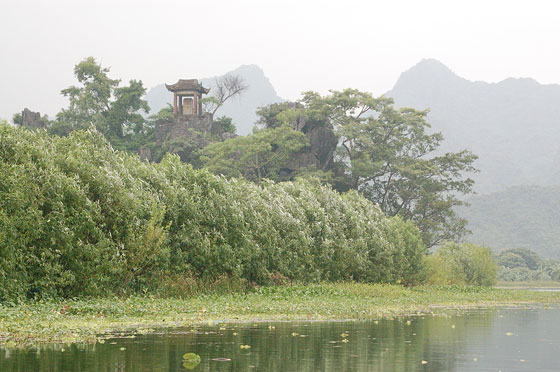 VERSO LA PAGODA DEI PROFUMI - Un piccolo padiglione si staglia sulla roccia con i rilievi in lontananza