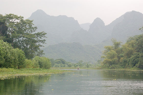 VERSO LA PAGODA DEI PROFUMI - La leggera foschia rende ancor più magica l'atmosfera dei luoghi
