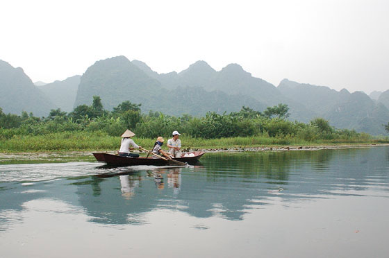 DINTORNI DI HANOI - Verso la Pagoda dei Profumi: il lento procedere attraverso il fiume