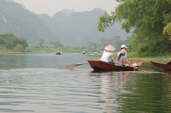 DINTORNI DI HANOI - Le numerose barche 