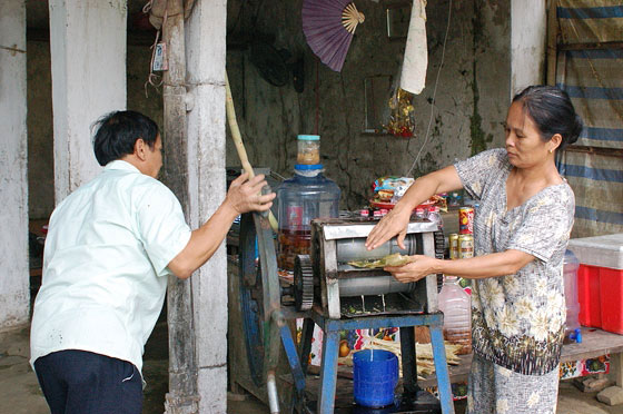 MONTE DELLE IMPRONTE PROFUMATE - Assaporiamo il succo a base di canna da zucchero di fronte al tempio Den Tran Song 