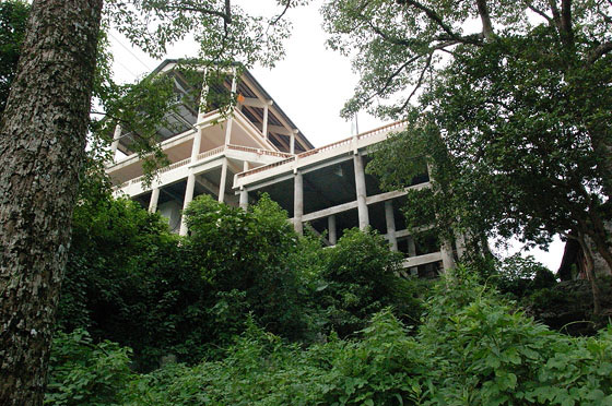 DINTORNI DI HANOI - Pagoda dei Profumi: l'orribile edificio in cemento della funivia