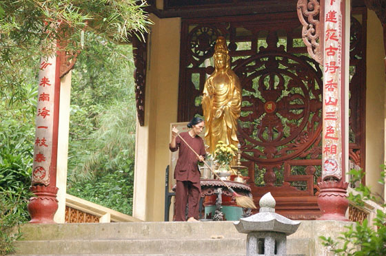 PAGODA DEI PROFUMI - Pagoda che Porta in Paradiso: dietro gli stupa la statua dorata di Quan Am, Dea della Misericordia