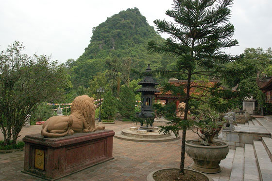 PAGODA DEI PROFUMI - Due leoni proteggono l'ingresso della Pagoda che Porta in Paradiso