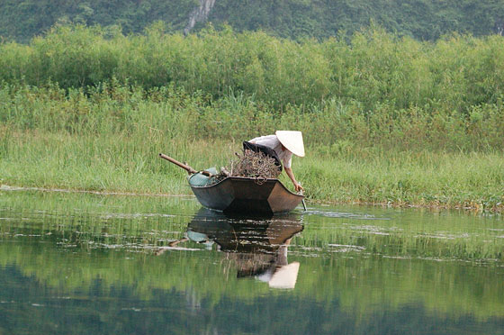 PAGODA DEI PROFUMI - Ripercorrendo il fiume Yen, la delicata visione di una barcaiola riflessa nello specchio d'acqua