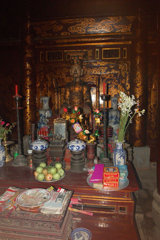 HOA LU - Tempio Dinh Tien Hoang: vista frontale dell'altare dell'imperatore Dinh Tien Hoang