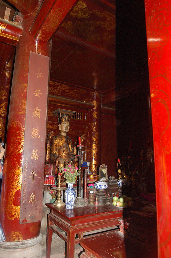 HOA LU - La statua dell'imperatore Dinh Tien Hoang