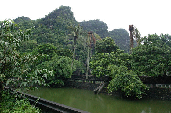 HOA LU - Vista sui rilievi circostanti il Tempio Dinh Tien Hoang oltre lo specchio d'acqua