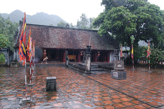 VIETNAM CENTRO-SETTENTRIONALE - Tempio Le Dai Hanh: con questa bella immagine impressa nella memoria salutiamo anche Hoa Lu