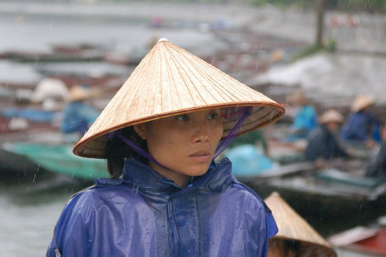 TAM COC - Ciack: primo piano di una giovane barcaiola