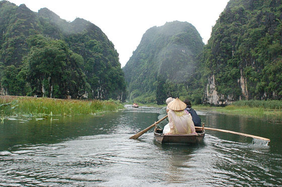 TAM COC - Il meraviglioso paesaggio percepito dalle silenziose barche a remi